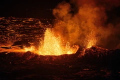 Khói lửa và dung nham phun trào khi núi lửa hoạt động trên bán đảo Reykjanes, Tây Nam Iceland ngày 19/12/2023. (Ảnh: AFP/TTXVN)