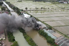 Vụ cháy lớn cột khói bốc cao hơn 10m, lan sang toàn bộ khu vực lân cận. (Ảnh: Thái Hùng/TTXVN)