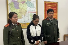Cơ quan An ninh điều tra, Công an tỉnh Hà Giang thi hành lệnh bắt tạm giam bị can Phù Thị Nguyệt. (Ảnh: TTXVN phát)