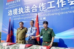 Các bên trao biên bản ghi nhớ của Hội đàm. (Ảnh: TTXVN phát)