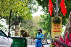 Những "bông hoa" thầm lặng làm sạch phố phường Thủ đô 