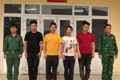 Các đối tượng bị Bộ đội Biên phòng tỉnh Quảng Trị bắt giữ. (Ảnh: TTXVN phát)