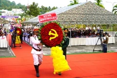 Dâng hoa tưởng niệm Anh hùng Lực lượng Vũ trang Nhân dân Phan Thị Ràng. (Ảnh: Văn Sĩ/TTXVN)