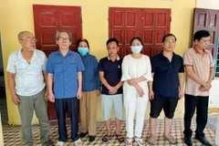 Các đối tượng liên quan đến hành vi đánh bạc. (Ảnh: TTXVN phát)