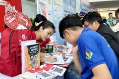 Thanh niên, sinh viên học sinh tìm kiếm việc làm tại Ngày hội tuyển dụng việc làm năm 2024. (Ảnh: Thanh Vũ/TTXVN)