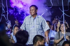 Ứng viên Tổng thống Indonesia Prabowo Subianto (giữa) bên những người ủng hộ sau khi kết quả thăm dò bầu cử được công bố, tại Jakarta ngày 14/2. (Ảnh: AFP/TTXVN)