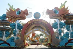 Cổng “Lưỡng long chầu nguyệt” tại đường hoa xuân Phú Yên. (Ảnh: Xuân Triệu/TTXVN)