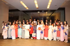 Bà Đặng Thùy Chi (đứng thứ 9 từ trái sang), đại diện Đại sứ quán Việt Nam tại Australia, cùng các bạn sinh viên Việt Nam tại Australia hân hoan chào đón Thủ tướng Phạm Minh Chính và phái đoàn Việt Nam đến thăm chính thức Australia. (Ảnh: TTXVN)