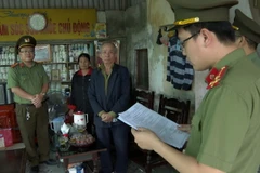 Cơ quan An ninh Điều tra Công an tỉnh Thái Bình đọc lệnh bắt tạm giam đối với Phạm Văn Yên. (Ảnh: TTXVN phát)