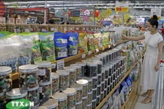 Khách hàng chọn mua hàng trong hệ thống siêu thị bán lẻ. (Ảnh: Trần Việt/TTXVN)
