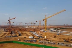 Cần cẩu tháp phục vụ thi công nhà ga sân bay Long Thành. (Ảnh: Công Phong/TTXVN)