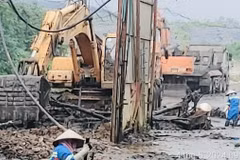 Công ty CP Xây dựng dịch vụ và thương mại 68 huy động nhân lực, máy móc nhanh chóng khắc phục triệt để sự cố sạt lở bao ô lưu chứa bùn tại bãi rác Nam Sơn. (Ảnh: Minh Nghĩa/TTXVN )