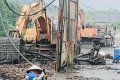 Công ty CP Xây dựng dịch vụ và thương mại 68 huy động nhân lực, máy móc nhanh chóng khắc phục triệt để sự cố sạt lở bao ô lưu chứa bùn tại bãi rác Nam Sơn. (Ảnh: Minh Nghĩa/TTXVN )