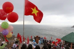 Lễ chào cờ đầu năm mới tại danh thắng Quốc gia Mũi Điện, nơi đón ánh bình minh đầu tiên trên đất liền của Việt Nam. (Ảnh: Xuân Triệu/TTXVN)