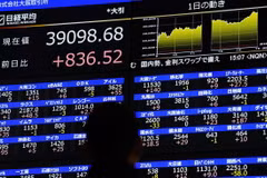 Bảng điện tử hiện thị chỉ số chứng khoán Nikkei-225 trong một phiên giao dịch tại Osaka, Nhật Bản. (Ảnh: Kyodo/TTXVN)