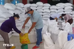 Xuất, cấp gạo cho người dân. (Nguồn: TTXVN)