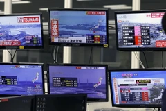 Truyền hình đưa tin về loạt trận động đất tại miền Trung Nhật Bản ngày 1/1/2024. (Ảnh: Kyodo/TTXVN)