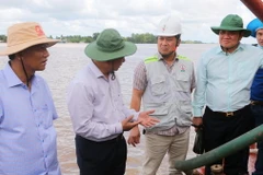 Lãnh đạo Tỉnh ủy, UBND tỉnh Sóc Trăng trao đổi với nhà thầu khai thác. (Ảnh: Tuấn Phi/TTXVN)