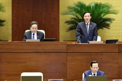 Phó Chủ tịch Quốc hội Nguyễn Khắc Định điều hành phiên họp thảo luận về dự thảo Luật Bảo hiểm xã hội-sửa đổi. (Ảnh: Minh Đức/TTXVN)