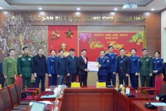 Bộ tư lệnh Vùng Cảnh sát biển 1 chúc Tết Huyện ủy, UBND huyện Cô Tô. (Ảnh: Hoàng Ngọc/TTXVN)