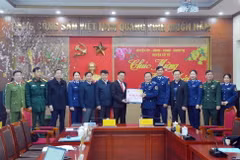 Bộ tư lệnh Vùng Cảnh sát biển 1 chúc Tết Huyện ủy, UBND huyện Cô Tô. (Ảnh: Hoàng Ngọc/TTXVN)