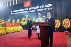 Đồng chí Tô Lâm, Ủy viên Bộ Chính trị, Chủ tịch nước, Trưởng Ban Lễ tang đọc Lời điếu. (Ảnh: TTXVN)
