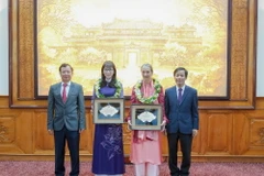 Trao tặng danh hiệu Công dân danh dự tỉnh Thừa Thiên-Huế cho cho bà Andrea Teufel và bà Kazuyo Watanabe. (Ảnh: Mai Trang/TTXVN)
