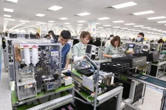 Công nhân Công ty TNHH Samsung Electronics Việt Nam sản xuất điện thoại thông minh. (Ảnh: Anh Tuấn/TTXVN)