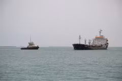Tàu thuyền di chuyển tại cảng Saleef, ngoài khơi tỉnh Hodeida, Yemen, phía Tây Biển Đỏ. (Ảnh: AFP/TTXVN)