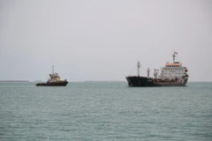 Tàu thuyền di chuyển tại cảng Saleef, ngoài khơi tỉnh Hodeida, Yemen, phía Tây Biển Đỏ. (Ảnh: AFP/TTXVN)