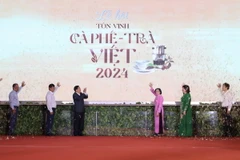 Đại biểu thực hiện nghi thức khai mạc Lễ hội tôn vinh càphê-trà Việt 2024. (Ảnh: Xuân Anh/TTXVN)