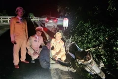 Cán bộ, chiến sỹ ở Trạm Cảnh sát Giao thông Đakrông bắt đối tượng vận chuyển ma túy. (Nguồn: Cảnh sát Giao thông Đakrông)