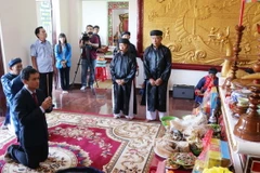 Ông Nguyễn Thanh Hải, Tổng Giám đốc Công ty Yến sào Khánh Hòa thắp hương tế lễ các vị tiền bối ngành nghề yến sào. (Ảnh: Đặng Tuấn/TTXVN)