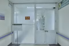 Khu vực điều trị nội trú cho bệnh nhân COVID-19 tại bệnh viện. (Ảnh minh họa: TTXVN phát)