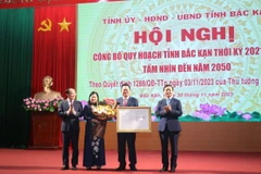 Phó Thủ tướng Chính phủ Trần Hồng Hà trao quyết định cho lãnh đạo tỉnh Bắc Kạn. (Ảnh TTXVN phát)