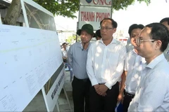 Bí thư Thành ủy Cần Thơ Nguyễn Văn Hiếu (phải) kiểm tra dự án đầu tư xây dựng đường bộ cao tốc Châu Đốc-Cần Thơ-Sóc Trăng giai đoạn 1, dự án thành phần 2 đoạn qua địa bàn thành phố Cần Thơ. ( Nguồn: báo Cần Thơ) 