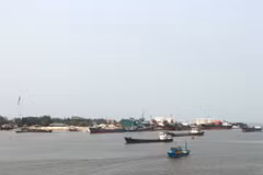 Tàu nối nhau vào nhận hàng từ cảng biển Cửa Việt, tỉnh Quảng Trị. (Ảnh: Nguyên Lý/TTXVN)