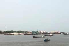 Tàu nối nhau vào nhận hàng từ cảng biển Cửa Việt, tỉnh Quảng Trị. (Ảnh: Nguyên Lý/TTXVN)