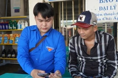 Thanh niên tình nguyện hỗ trợ đăng ký tài khoản VNeID cho người dân. (Ảnh minh họa: Nhựt An/TTXVN)
