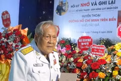 Anh hùng Lực lượng Vũ trang Nhân dân Hồ Đắc Thạnh và cuốn hồi ký. (Ảnh: Xuân Triệu/ TTXVN)