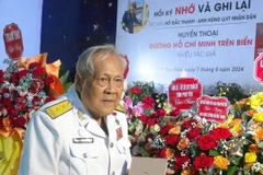 Anh hùng Lực lượng Vũ trang Nhân dân Hồ Đắc Thạnh và cuốn hồi ký. (Ảnh: Xuân Triệu/ TTXVN)