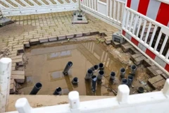 Các lỗ khoan có thể được nhìn thấy phía trước một tòa nhà chung cư ở Essen. (Nguồn: DPA)