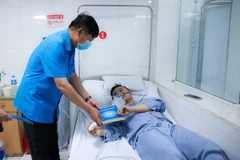 Lãnh đạo Tổng Liên đoàn Lao động Việt Nam chia sẻ, động viên và trao hỗ trợ cho nạn nhân trong vụ cháy. (Ảnh: TTXVN phát)