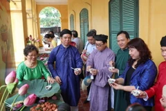 Theo quan niệm xưa, ngày 5/5 Âm lịch là lúc thời tiết giao mùa, côn trùng sâu bọ phát triển nên tục "giết sâu bọ" trong ngày này bằng cách ăn trái cây đầu mùa như mận, vải... (Ảnh: Thanh Tùng/TTXVN)