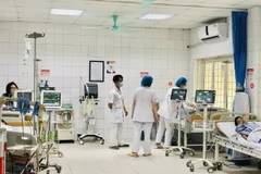 Các y, bác sỹ Bệnh viện Giao thông Vận tải tập trung cấp cứu, điều trị cho các nạn nhân vụ cháy ngõ 43 đường Trung Kính. (Ảnh: Tuyết Mai/TTXVN)