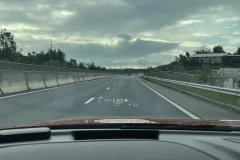 Tính năng ADAS được kích hoạt và hiển thị trên màn hình HUD trong xe VF 8 (Nguồn: Phan Anh).