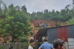 Các lực lượng chức năng triển khai công tác cứu hộ. (Ảnh: TTXVN phát)