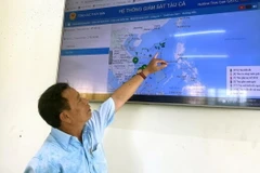 Kiểm soát tàu cá hoạt động trên biển qua Hệ thống giám sát tàu cá tại cảng Đông Tác, thành phố Tuy Hòa, tỉnh Phú Yên. (Ảnh: Tường Quân/TTXVN)