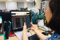 VN-Index có tuần giao dịch biến động trong biên độ hẹp, chịu áp lực điều chỉnh nhẹ khi gặp vùng kháng cự 1.300 điểm. (Ảnh: Vietnam+)