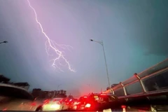 Mưa lớn kèm sấm chớp chiều tối 24/8 nhìn từ đường Vành đai 2, lúc 18h20. (Ảnh: Phạm Kiên/TTXVN)